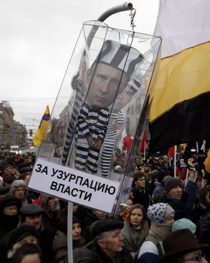 ההפגנה בסנט פטרסבורג: פוטין ומדבדב במדי אסיר