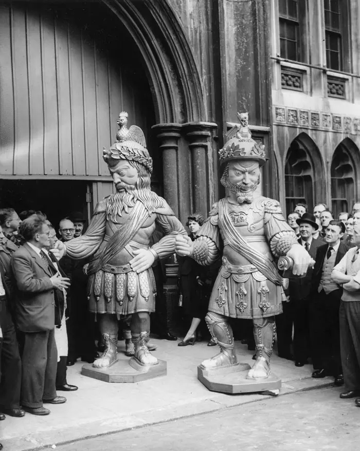 טקס הסרת הלוט מפסל "גוג ומגוג" בגילד הול בלונדון, 1953