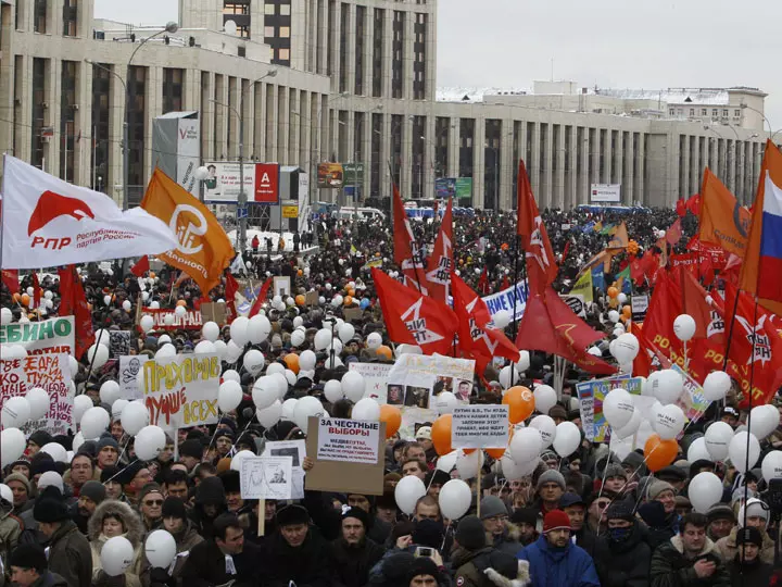 רבים מן המפגינים נושאים עימם בלונים ודגלים. מוסקבה, היום