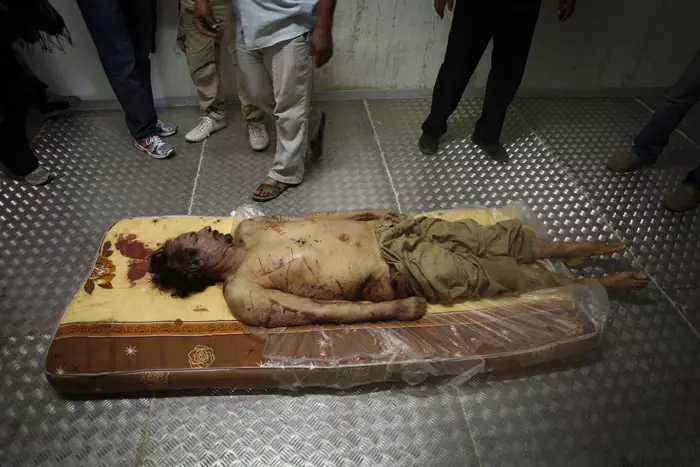 גופתו של שליט לוב מועמר קדאפי מוצגת לראווה במקרר בשר בעיר מיסרתה, 21 באוקטובר 2011