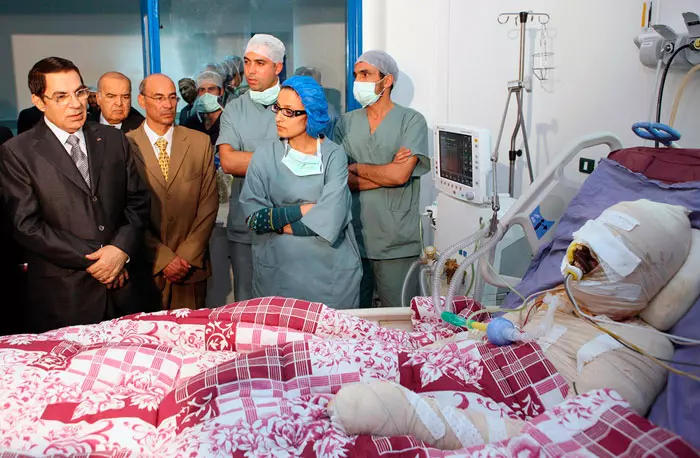 נשיא טוניסיה זיין אל-עבדין בן עלי, מבקר בבית החולים את מוחמד בועזיזי, המפגין שהעלה את עצמו באש, 28 בדצמבר 2010