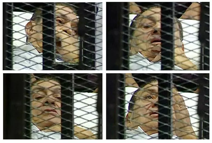 נשיא מצרים לשעבר חוסני מובארק בבית המשפט בקהיר, 3 באוגוסט 2011