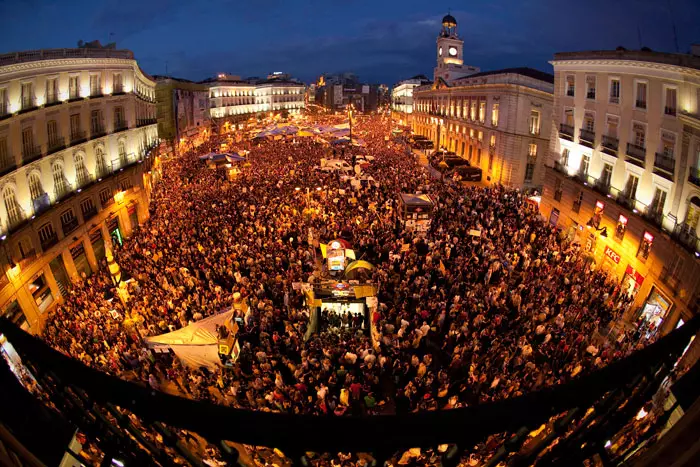 צעירי המחאה החברתית של ספרד מפגינים בכיכר פוארטה דל סול, מדריד, 21 במאי 2011