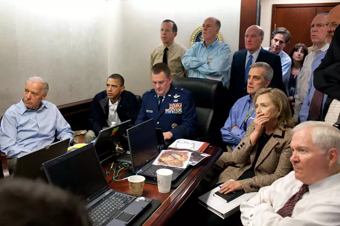 הנשיא ברק אובמה וראשי הממשל בחדר המצב בבית הלבן בזמן הפעולה לחיסול אוסמה בן לאדן, 1 במאי 2011