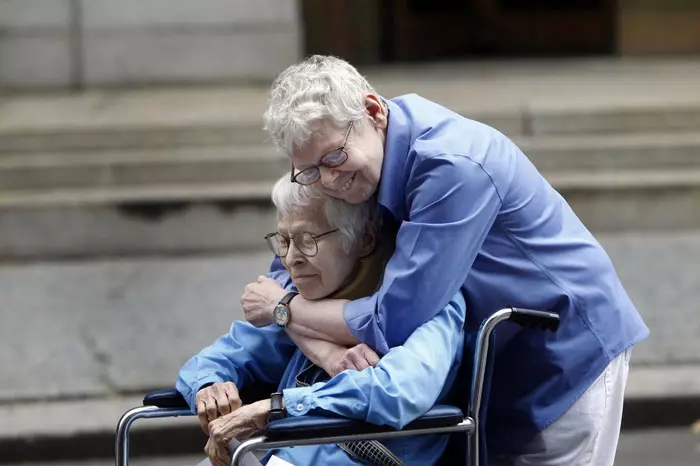פיליס סיגל, 76 (משמאל) עם בת זוגה, קוני קופלוב (84), לאחר שהיו הזוג הראשון של בני אותו המין להתחתן בעיריית מנהטן, בעקבות החוק המאפשר נישואים חד-מיניים, ניו יורק, 24 ביולי 2011