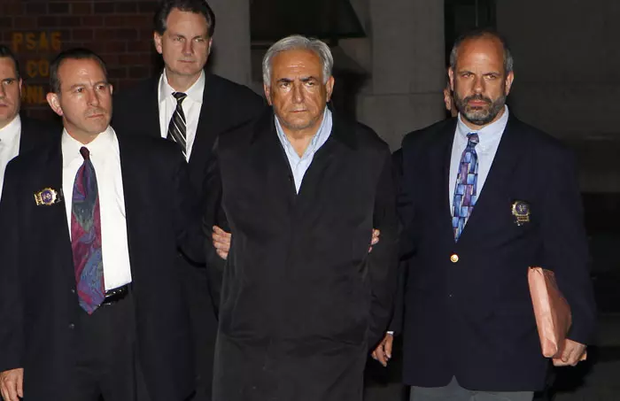 דומיניק שטראוס-קאהן מובל למעצר בחשד לניסיון אונס, ניו יורק, 15 במאי 2011
