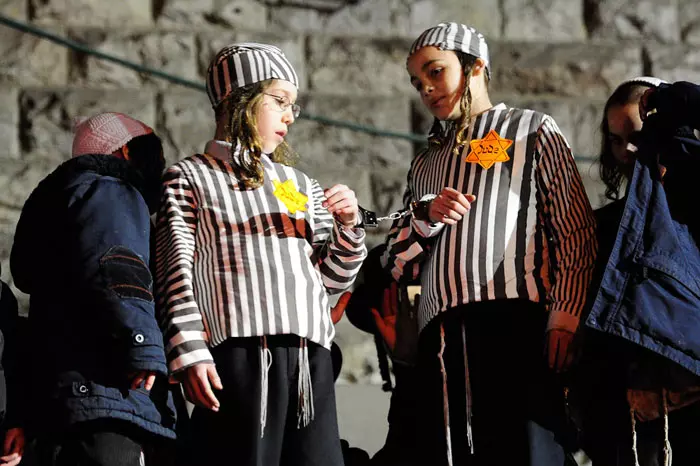 מוזר שדווקא בישראל שימוש בטלאי צהוב או כתונת פסים יהיה פטור מעונש. ילדים חרדים בכיכר השבת