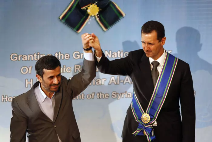 הצבא הסורי משתמש במזל"טים תוצרת איראן. נשיא סוריה, בשאר אסד ונשיא איראן, מחמוד אחמדינג'אד