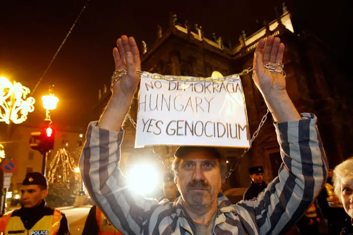 "אין דמוקרטיה - יש רצח עם". אחד המפגינים השבוע בבודפשט