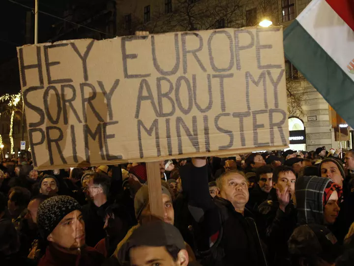 "היי אירופה, סליחה על ראש הממשלה שלי". שלט בהפגנה ביום שני