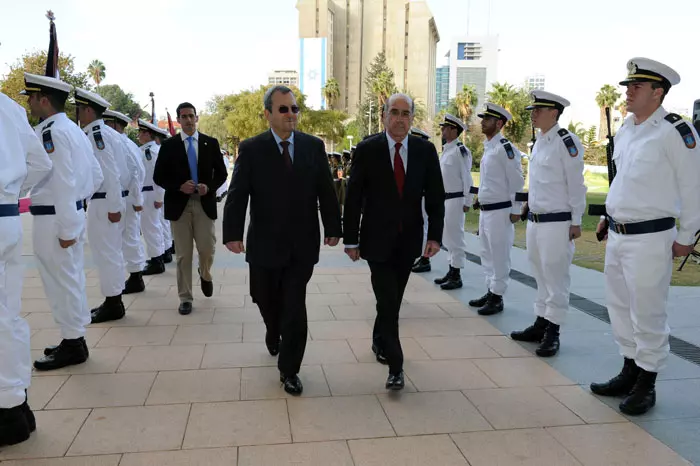 אהוד ברק ושר ההגנה של קפריסין בביקורו בישראל השנה