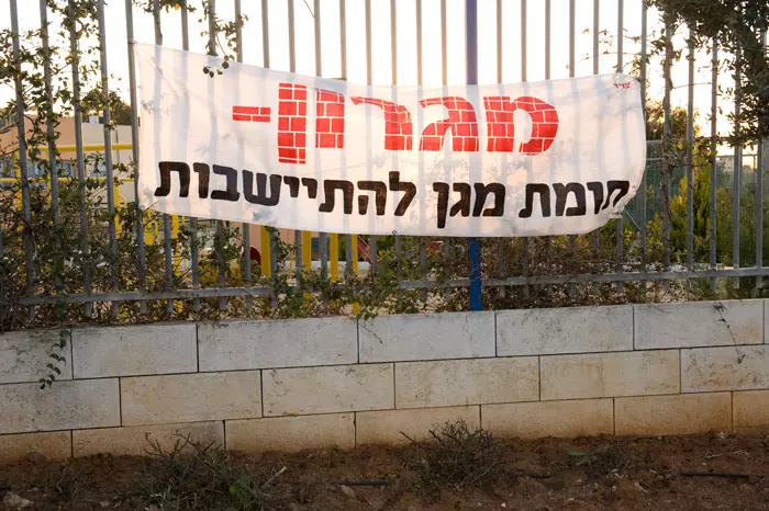 בחוות דעת למתנחלים כתב בייקר ניתן לפצות פלסטיני שבוצעה בנייה על הקרקע שלו כל עוד הבנייה נעשתה ב"תום לב". מגרון