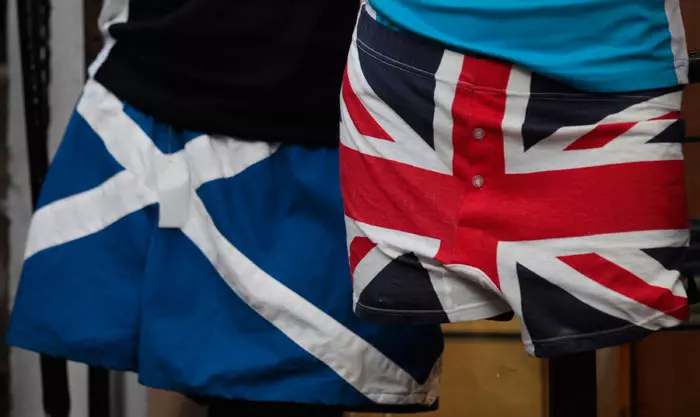 תחתונים עם דוגמאות של דגלי בריטניה וסקוטלנד מוצעים למכירה, השבוע בחנות מזכרות באדינבורו