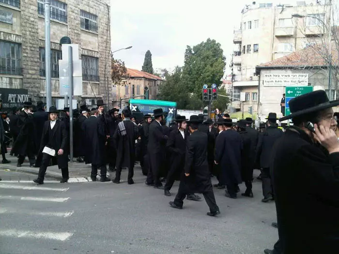 כדי ללמוד משהו קטן על חיי העוני שגזרו על עצמם החרדים, סעו לעיר החרדית מודיעין עילית. הפגנת חרדים בירושלים