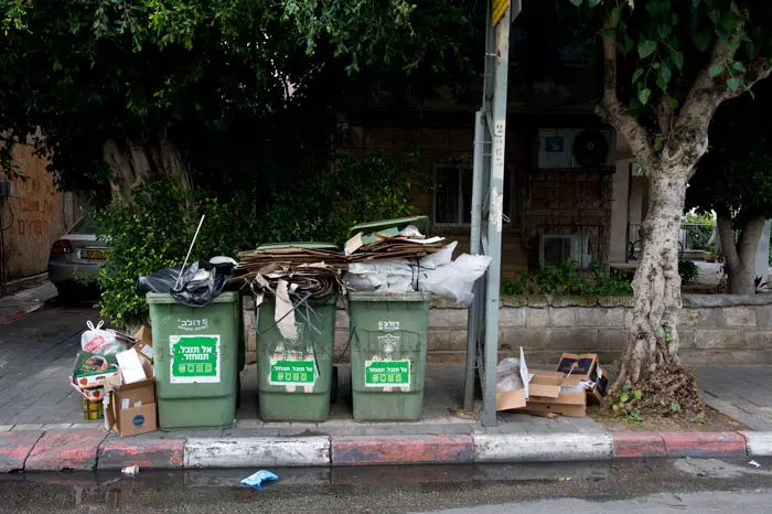 "ובינתיים נאלץ האזרח הקטן לפלס את דרכו עם הילדים שנשארו עוד יום בבית בדרך לסבתא, בין הררי האשפה שנערמים על המדרכה שליד ביתו"