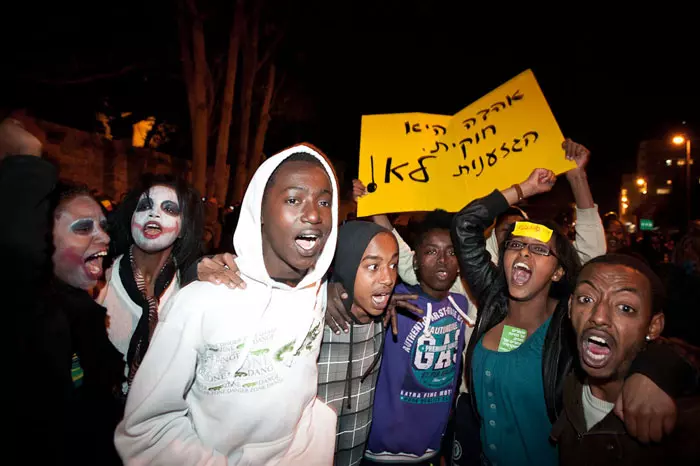 מחאת האתיופים נמצאת היום בחיתוליה. צעירים מפגינים נגד גזענות, ינואר 2012