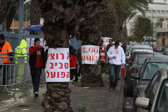 סבלנותם פוקעת. אוהדי הפועל