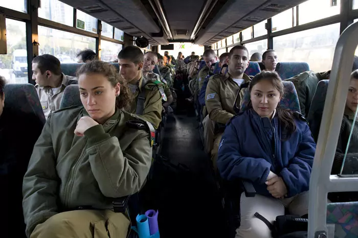 "הילד הזה שלא מסתדר בלי הטרוניות של אבא ואמא מגיע לבסיס, עולה על מדי ב' ויוצא למשימות חיים ומוות". חיילים באוטובוסים החלופיים