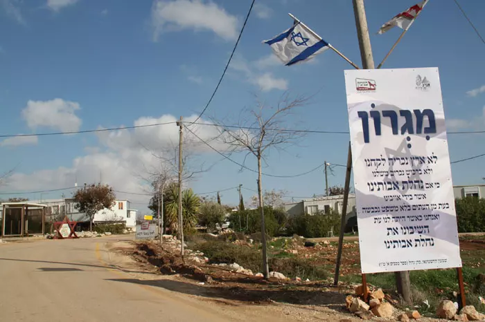 שוטרים התפרצו מן החלונות באכזריות והבעיתו את יושבי הבית. המאחז מגרון