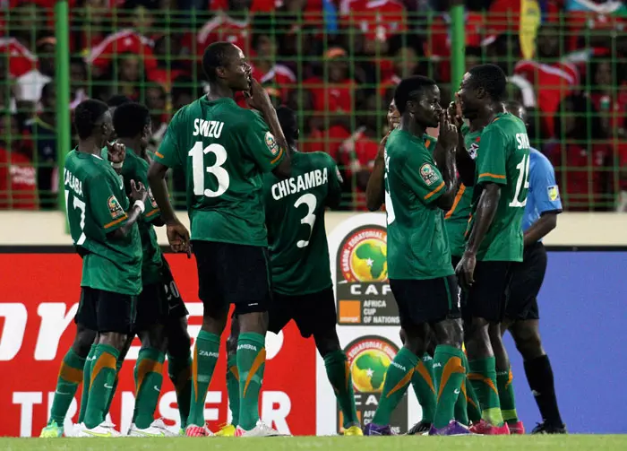 מנעו מגינאה המשוונית סיבוב ראשון מושלם. שחקני זמביה חוגגים את שער הניצחון
