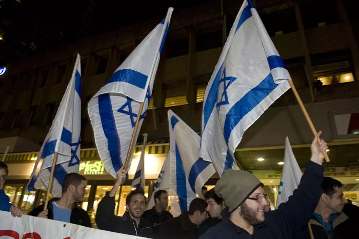 פעילי "אם תרצו" מפגינים הערב מחוץ למועדון צוותא בתל אביב