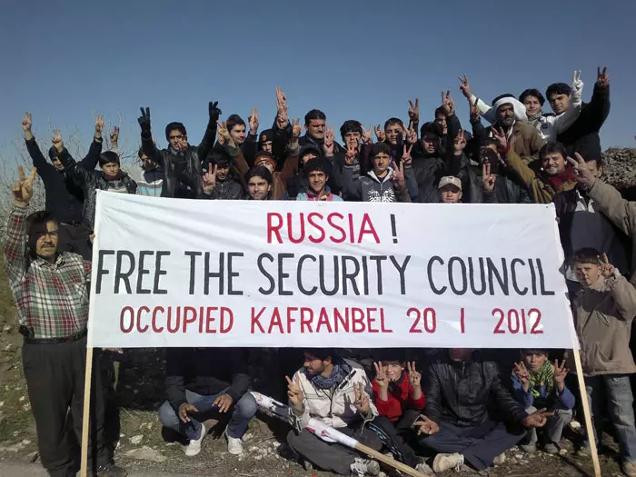 "רוסיה, שחררי את מועצת הביטחון". שלט בהפגנה בכפרנבל שליד העיר אידליב, החודש