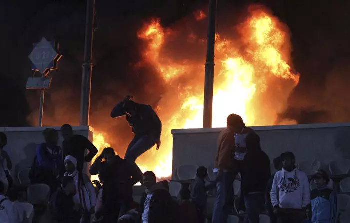 המהומות נמשכו מחוץ לאצטדיון ומספר הפצועים מוערך ב-1,000