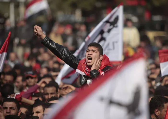 המפגינים קראו להעביר את השלטון לידיים אזרחיות. תהלוכת האבל בקהיר