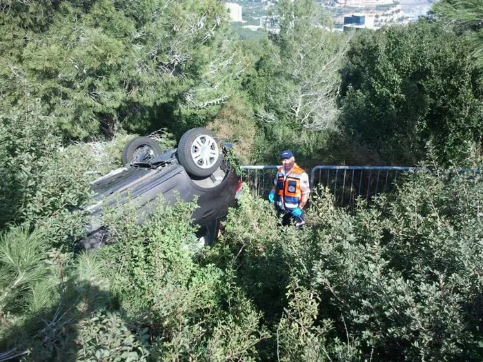 "אין ספק שאילו לא היה נעצר בגדר השנייה, היה סובל מפציעות קשות הרבה יותר". זירת התאונה, יום שישי