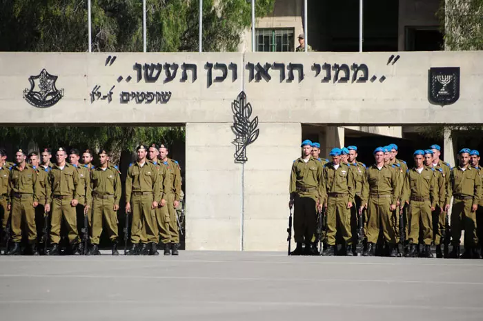 "כל מי שנכנס לבסיס הוא בעיניי קצין". בה"ד 1