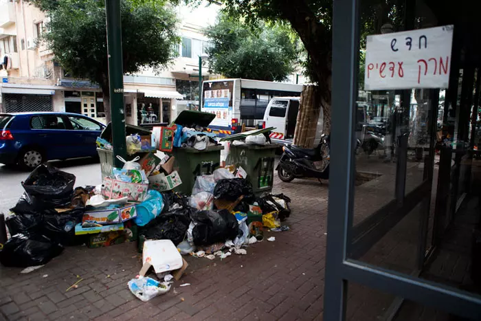 הזבל שנערם יפונה בהדרגה במהלך היום