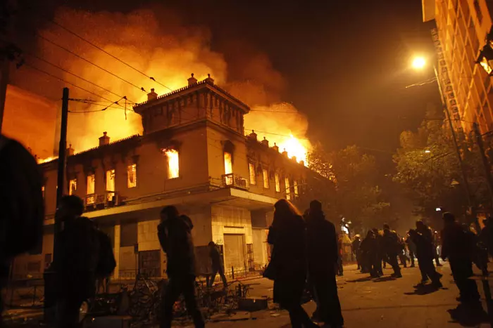 מהומות ברחובות אתונה בעקבות אישור תוכנית הצנע ביוון