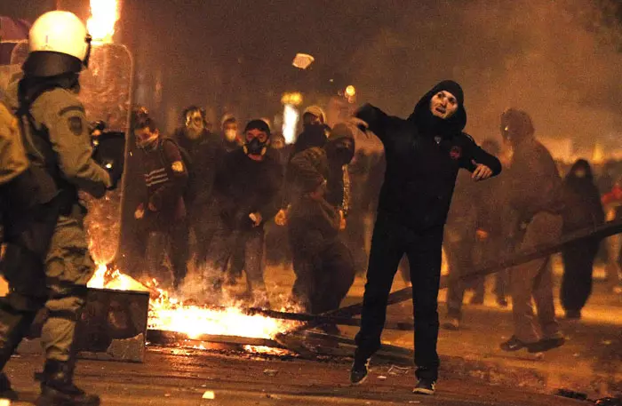 ירידה חדה בתוצר. הפגנות ביוון