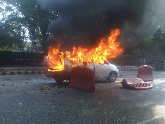רכב השגרירות בוער לאחר פיצוץ המטען בניו דלהי
