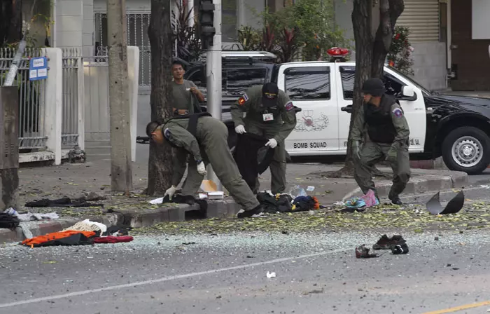 שוטרים תאילנדים בזירת הפיגוע בבנגקוק, שלשום