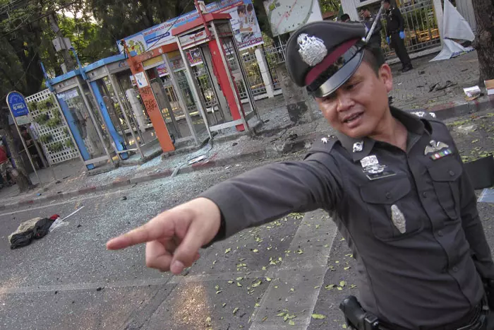 שוטר תאילנדי בזירת הפיצוץ, אתמול