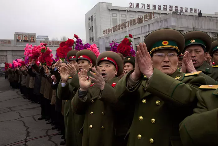 יום הולדתו של קים ז'ונג איל ידוע כ"יום הכוכב הזוהר". חיילי צפון קוריאה מריעים למנהיג