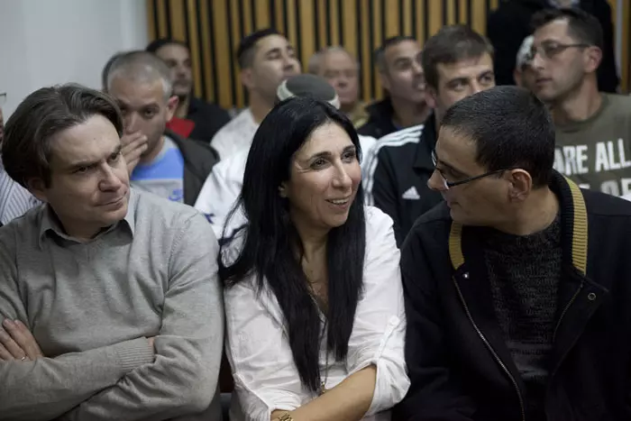 נאבקים למעשה על שרידותו של העולם הישן והמוכר להם
