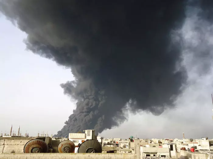 עשן עולה מעל העיר חומס בעקבות פיצוץ צינור הנפט, הבוקר