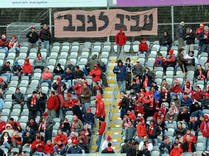 המשיכו במחאה. אוהדי הפועל תל אביב עם השלטים נגד אלי טביב