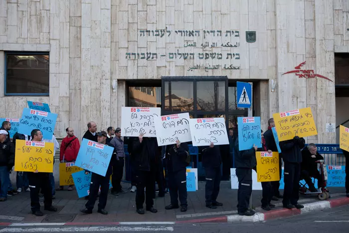 ועד עובדי הרכבת מפגינים מחוץ לבית הדין