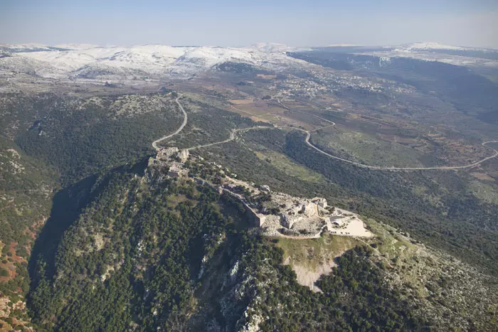 צילומי מסוק של מבצר נמרוד על רקע החרמון המושלג, פברואר 2012