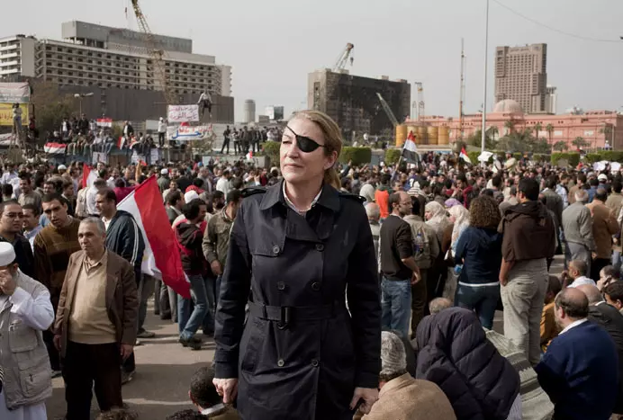 "התעקשה לצאת החוצה לראות מה קרה". מארי קולווין בכיכר תחריר בקהיר