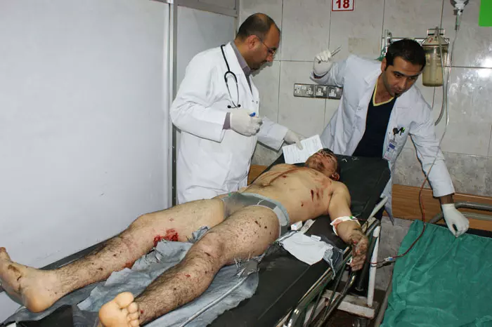 טיפול בפצוע מאחד הפיגועים, היום בבית חולים בבגדד