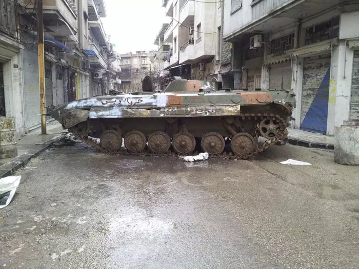 המשך הפינוי לא אושר על ידי המשטר בסוריה. טנקים בשכונת באבא עמרו בחומס