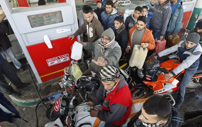 פלסטינים מצטיידים בדלק ברצועת עזה