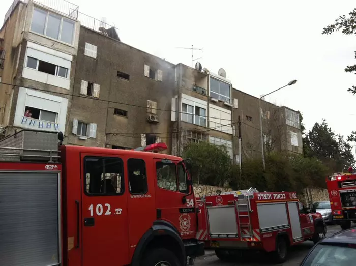 צוות הכיבוי מצא את הכלב מת בדירה.