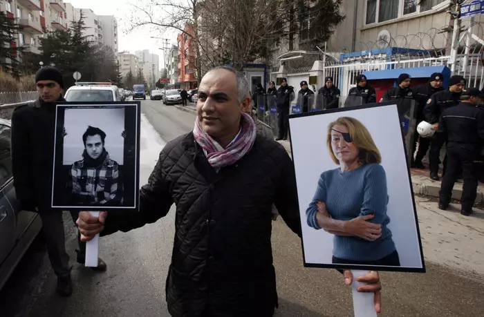 תמונותיהם של קולווין והצלם רמי אושליק בהפגנה בטורקיה