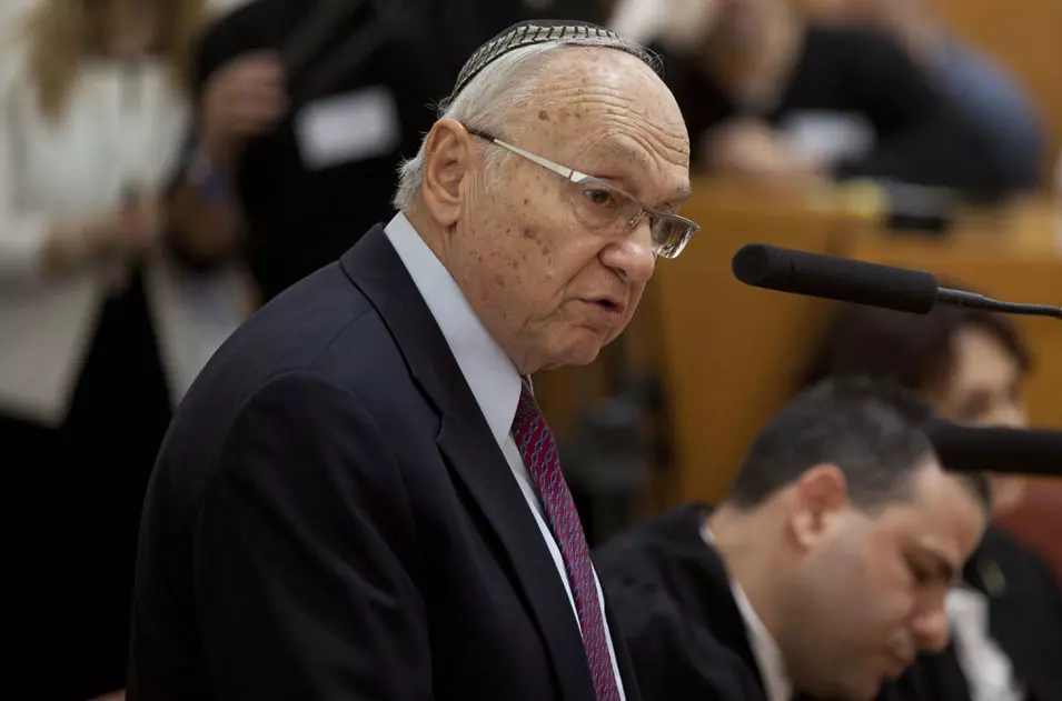 "קולו של השר נאמן עלול להכריע בנושאי שלום ומלחמה"