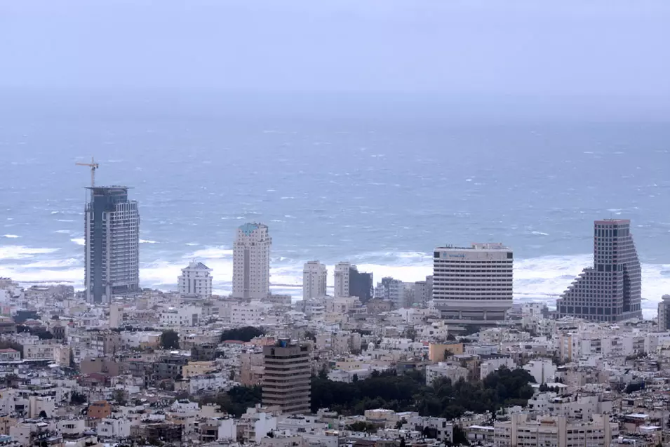 "עיריית תל אביב הוציאה לאחרונה לבעלי בניינים שמוכרים נכסים, שומות השבחה על מימוש זכויות מכח התמ"א שהיא עצמה מעריכה במיליוני שקלים"